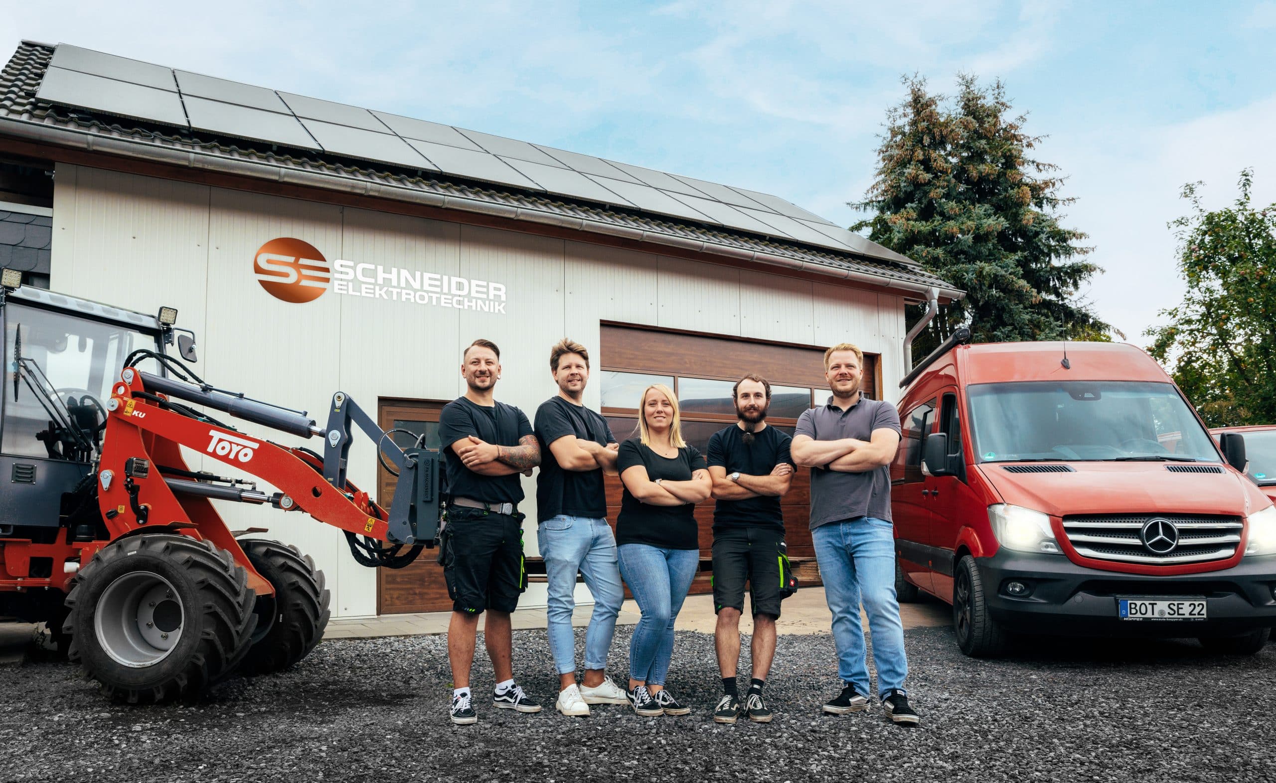 Gruppenfoto unseres Photovoltaik Teams in Bottrop Kirchhellen