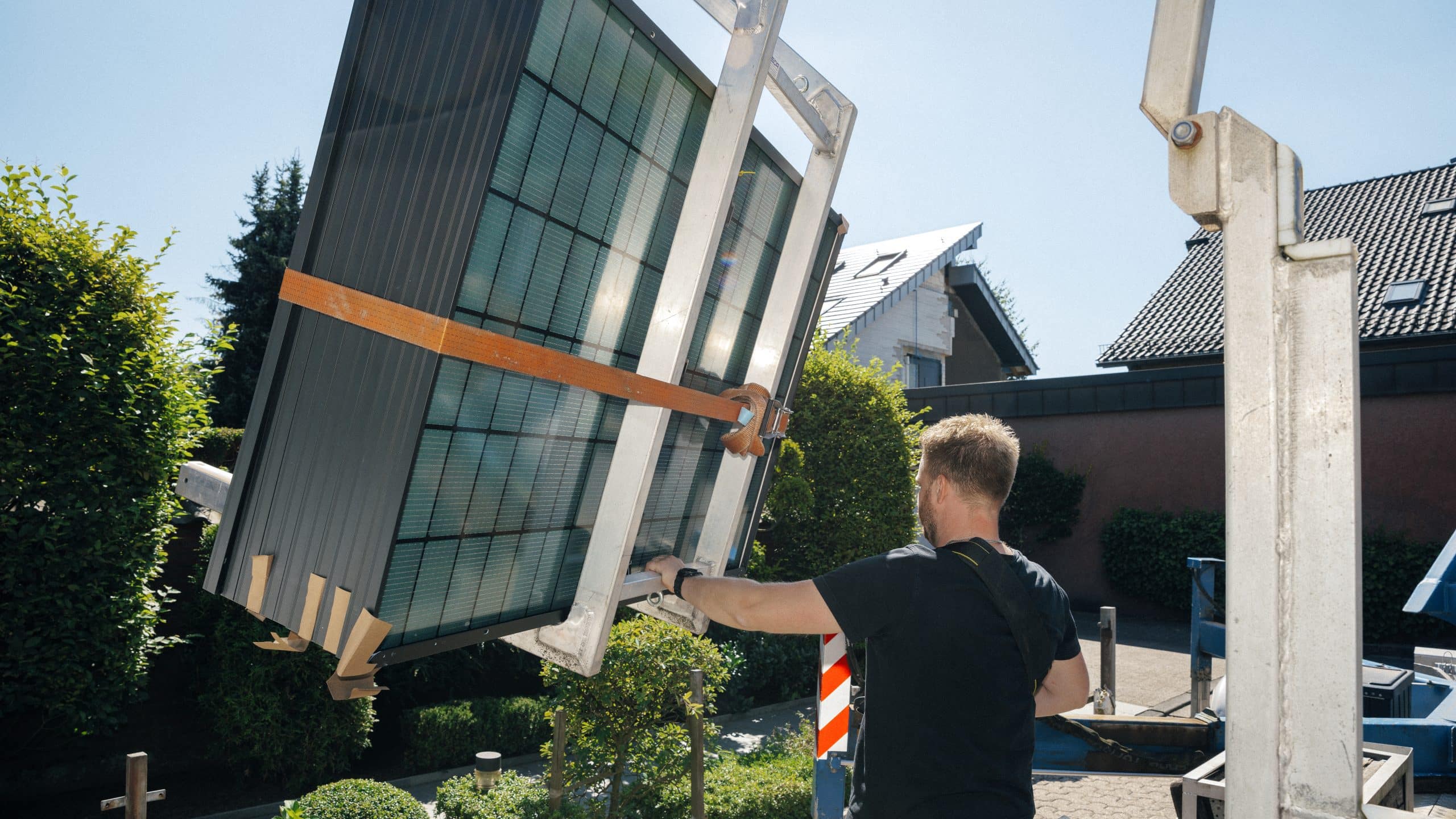 Unsere Mitarbeiter bei der Installation einerr Photovoltaik Anlage in Bottrop.