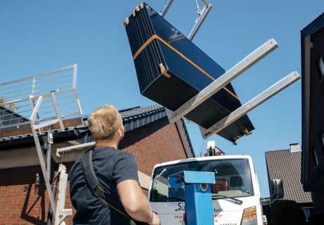 Installation einer PV Anlage, die einer unserer Kunden gekauft hat