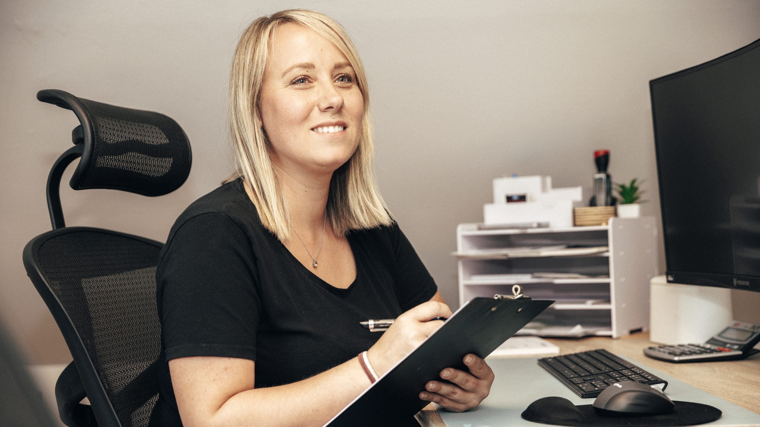 Eine unserer Mitarbeiterinnen. Wir berechnen für Sie, ob sich eine PV ANlage für sie Kosten technisch lohnt