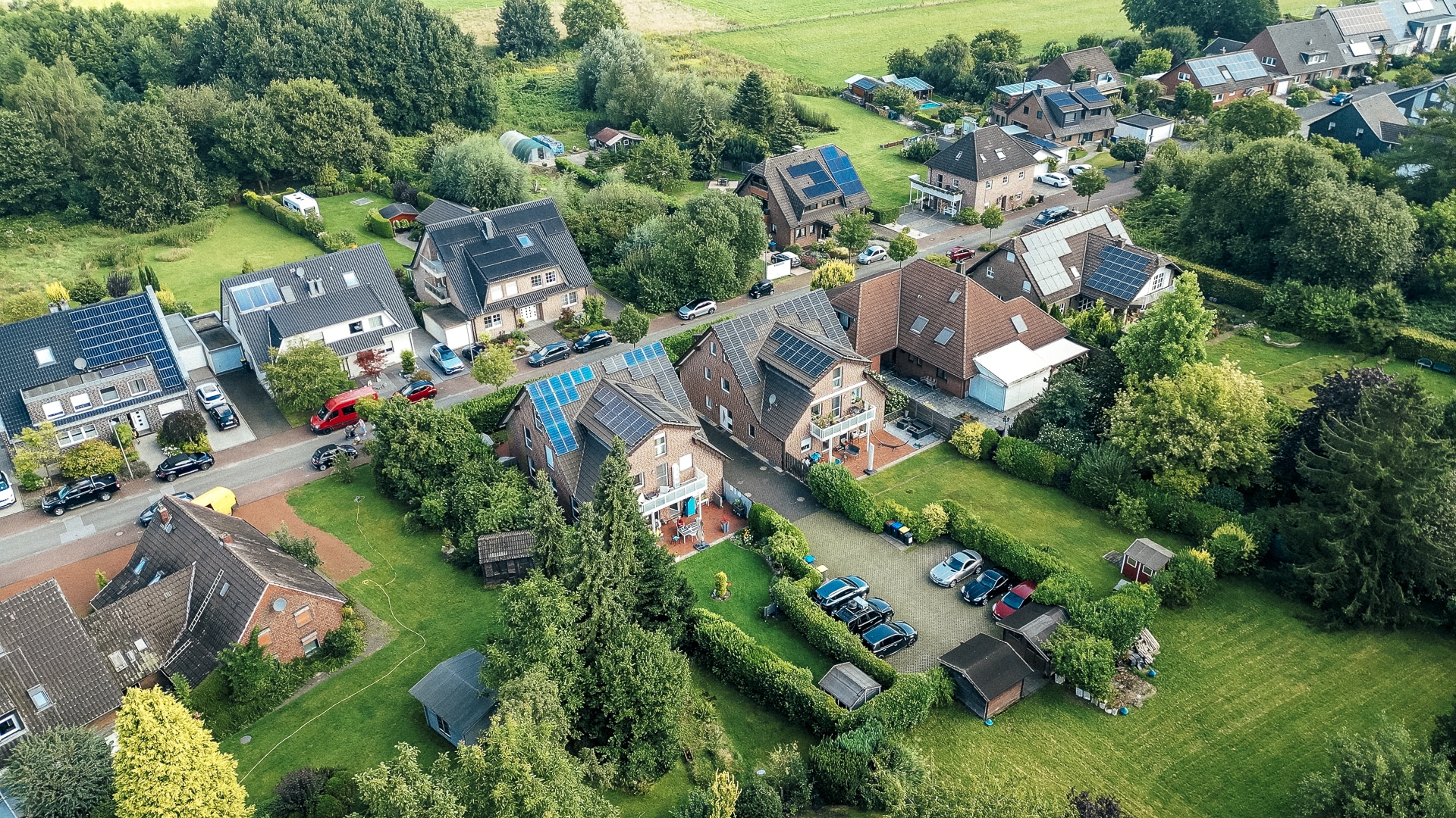 PV Anlagen in verschiedenen Größen, die die unterschiedlichen Kosten verdeutlichen