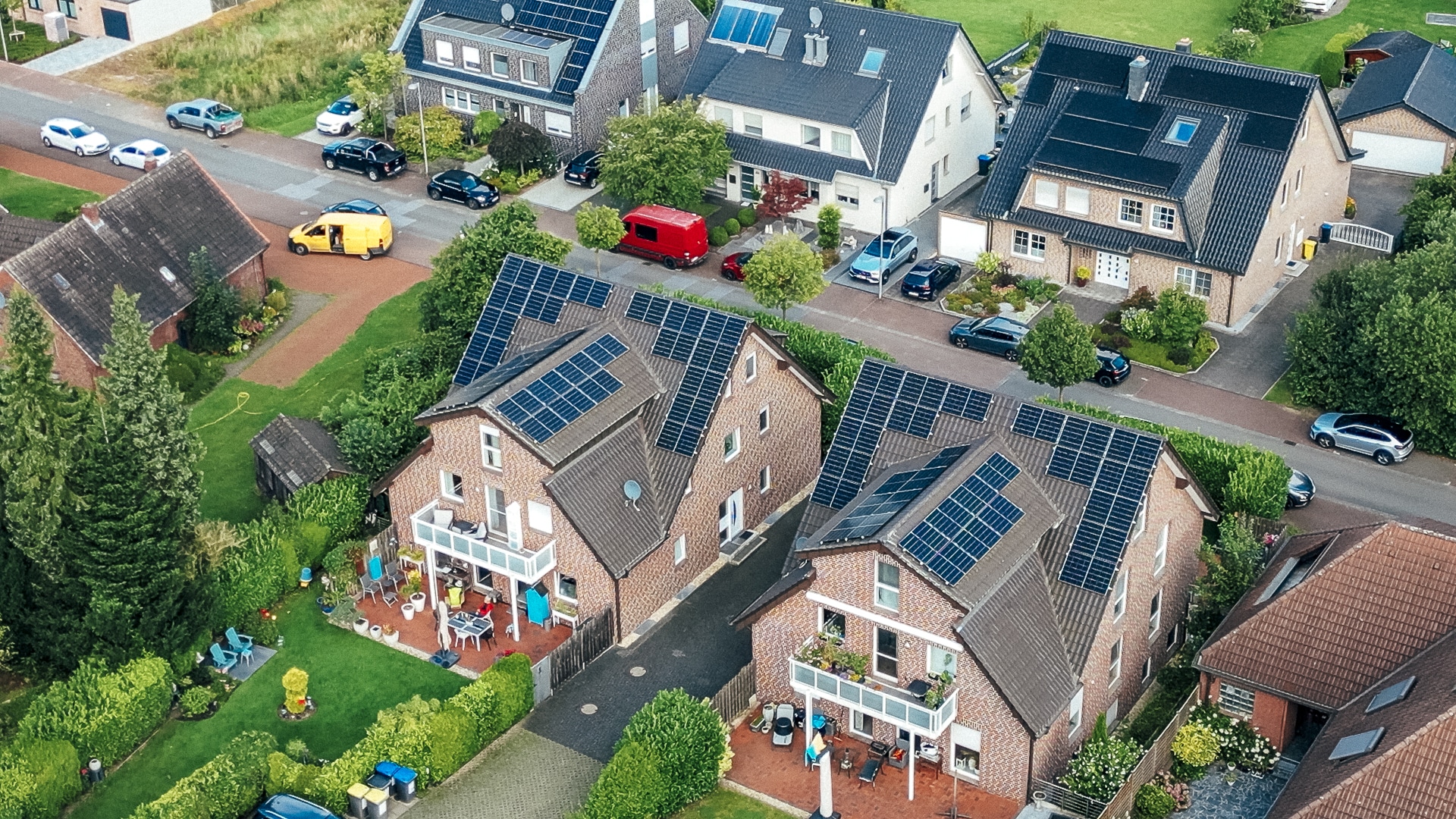 Drohnenbild von Dächern mit PV Anlagen: Je früher du die Anlage anmeldest, desto besser wahrscheinlich deine Einspeisevergütung.