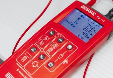 Installationsprüfgerät PV für Photovoltaik, genutzt bei PV Anlage, die auch für Einspeisevergütung ans Netz gebracht wird