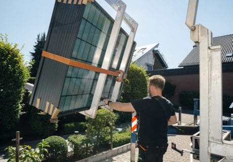 Installation einer Photovoltaikanlage durch uns, die sich ebenfalls durch die Einspeisevergütung finanzieren wird.