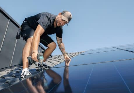 Installation einer PV Anlage, die mit Förderungen in NRW finanziert wurde