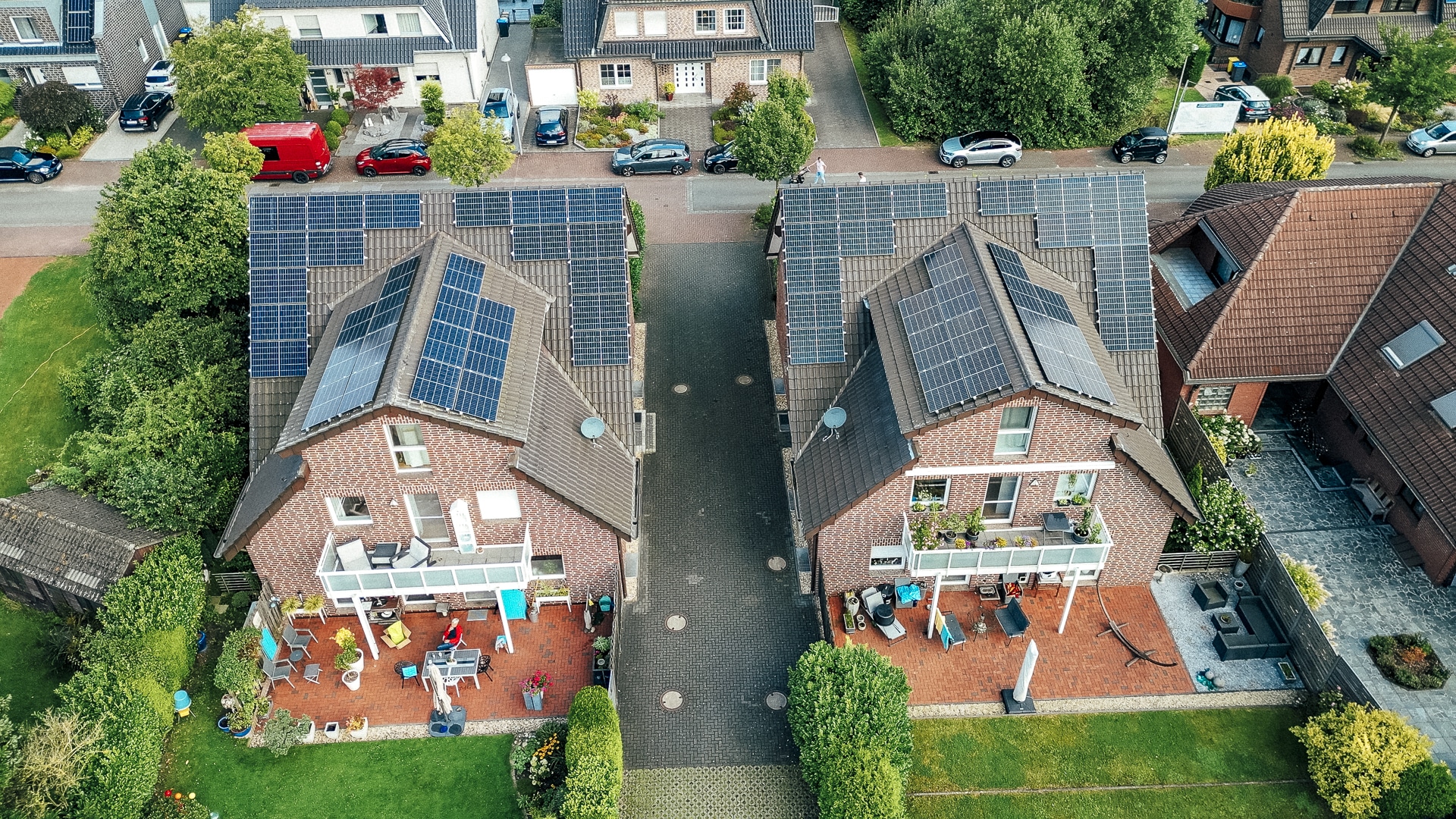 Zwei Häuser mit Photovoltaikanlage, die nicht nur auf die Einspeisevergütung setzen, sondern auch Eigenverbrauch.